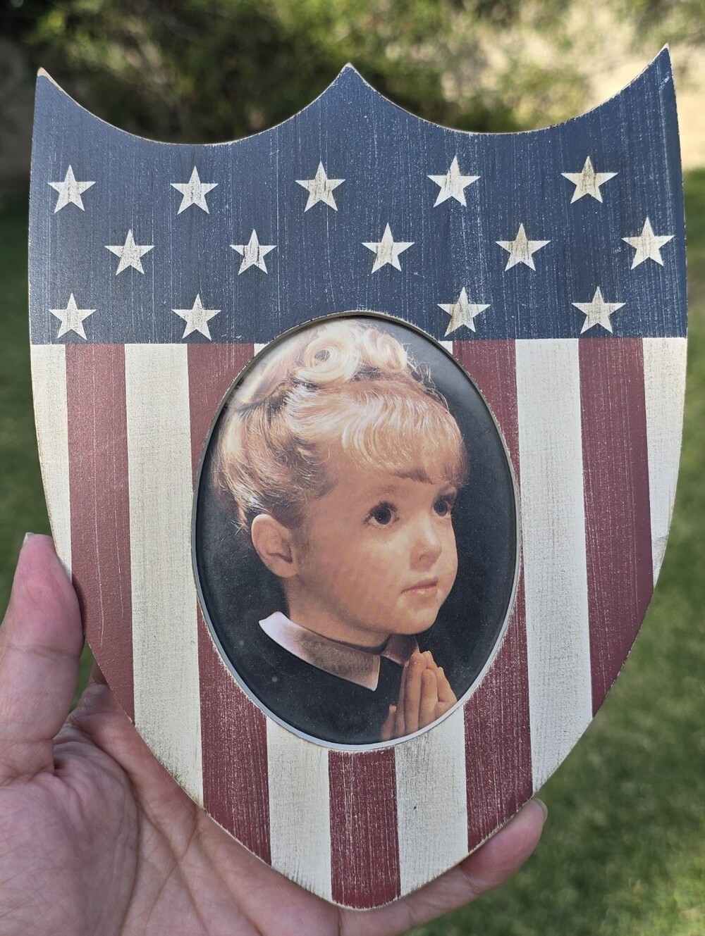 Americana Patriotic Shield Picture Frame | D Zolan Faith in America Praying Girl